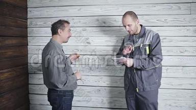 工人和要求苛刻的顾客在木墙的背景上讨论和发誓。 施工中的问题。
