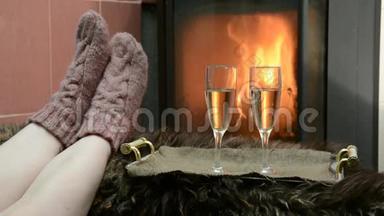 穿针织袜子的女人，脚暖和在壁炉旁。