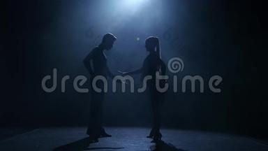 舞蹈元素从桑巴，剪影夫妇舞厅。 黑色背景