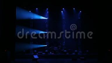 白色和蓝色的美丽<strong>光线</strong>在音乐会前的一个空<strong>舞台</strong>上。