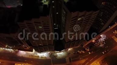 阿联酋迪拜谢赫扎耶德路市中心媒体和互联网城市摩天大楼的高架夜景。 风景优美