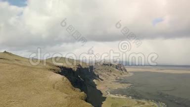 冰岛的悬崖景观