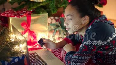 年轻的黑人妇女在圣诞节前夕上网购物