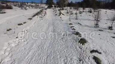 美丽的雪景与滚动的道路