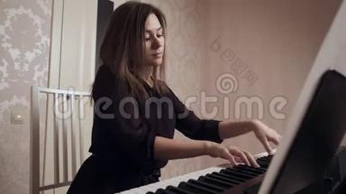 弹大<strong>钢琴</strong>的年轻女<strong>钢琴</strong>家