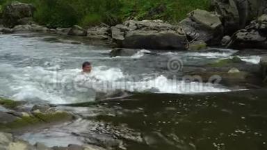 那家伙正在<strong>河里</strong>游泳。 一个年轻可爱的家伙在一条干净的山<strong>河里</strong>洗澡。 他很开心。