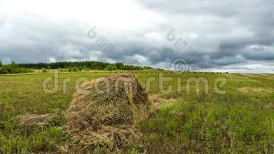 干草堆在天空的云层里，农民们在清理收割的干草