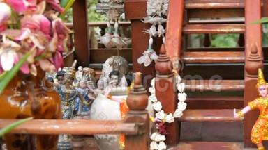 泰国花园中装饰<strong>精美</strong>的传统佛教祭坛，有鲜花和各种象征<strong>人物</strong>