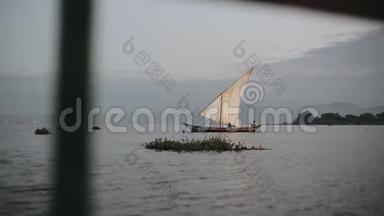 清晨在非洲海上看到帆船的美丽景色。 船和人一起去钓鱼。