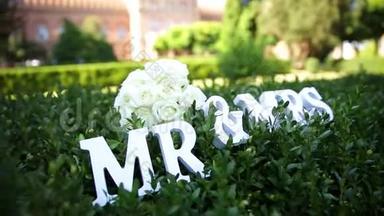 先生太太和太太带着鲜花在草地上<strong>签</strong>名结婚