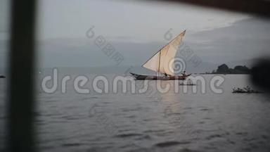 非洲海上帆船的美丽景色。 船和人一起去钓鱼。 平静的风景。
