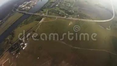 专业跳伞运动员飞行在绿色的田野上。 保持平衡。 <strong>身高</strong>