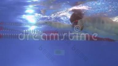 水下景观给专业游泳运动员游泳爬行划水池。