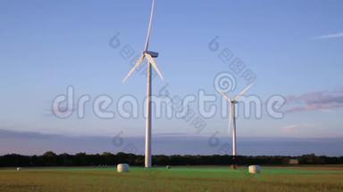 在美丽的夕阳下，乡<strong>村风</strong>电场中的风力涡轮机