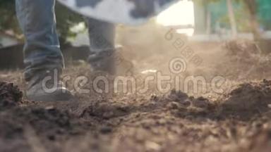 农夫用铲子挖地，用花园铁锹特写。 慢动作<strong>视频</strong>。 农夫在花园里<strong>干活</strong>