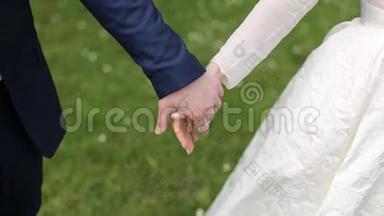 年轻夫妇在婚礼前牵手。 特写