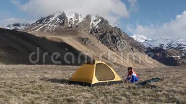 女人在山上搭帐篷