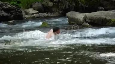 那家伙正在<strong>河里</strong>游泳。 一个年轻可爱的家伙在一条干净的山<strong>河里</strong>洗澡。 他很开心。