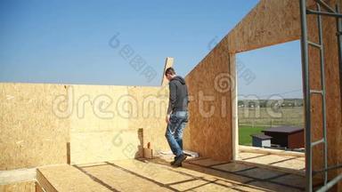 造房子的人.. 泡沫聚苯乙烯。 用胶合板和绝缘材料制成的块。 家政小屋。 测量带