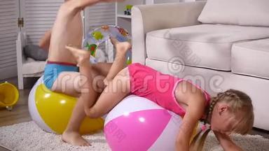 孩子们玩得很开心，坐在游戏室里的大橡胶充气球上