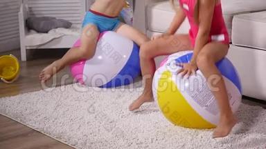 孩子们玩得很开心，坐在游戏室里的大橡胶充气球上