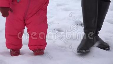 新出生的小女孩走路她是冬天的第一步。 4K超<strong>高清</strong>，超<strong>高清</strong>
