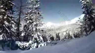 4K<strong>歌</strong>：滑雪者下山时看到的一幅美丽的风景