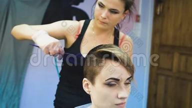 美容工作室里的发型师染发。 她决定彻底改变自己的形象