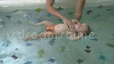 小男孩和爸爸一起在儿童游泳池里游泳