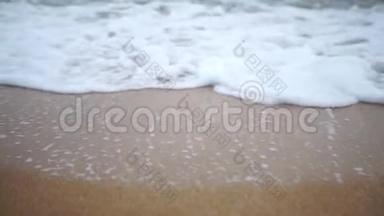 浪花飞溅在碧海的海滩上. 沙滩上的柔波.. 海上日落