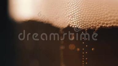 在一个装有新鲜啤酒的<strong>大杯子</strong>里的泡泡运动