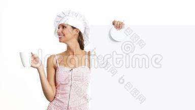 带杯子的女<strong>厨师</strong>表示白色<strong>广告</strong>牌、咖啡、茶、巧克力营销理念