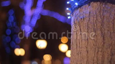 圣诞节和新<strong>年</strong>背景。抽象模糊的bokeh。树上闪烁的花环。