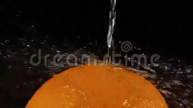 落在橙、柑橘、黑背景下的水
