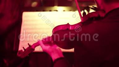 在管弦乐队演奏期间，舞台上放片音乐。 特写镜头。