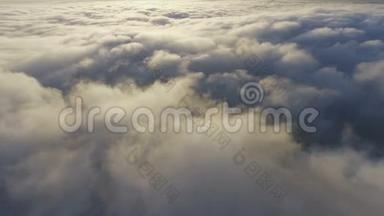从飞机上看到的云。 飞越地球