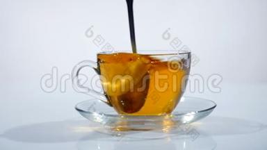 <strong>用勺子</strong>搅拌杯中的茶