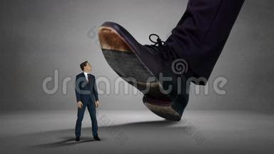 巨型老板试图<strong>压扁</strong>他的员工的鞋子