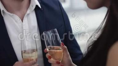 年轻夫妇在<strong>餐厅</strong>品尝香槟。 <strong>约会</strong>。 年轻人和女人在餐馆里喝浪漫晚餐