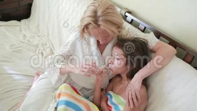 母亲<strong>对待</strong>生病的孩子.. 妈妈帮助一个小女孩康复。 温度计