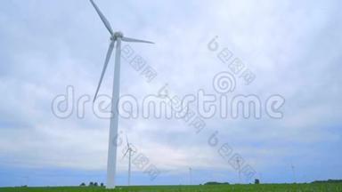 多云天气的风力发电机。 绿野风力发电机