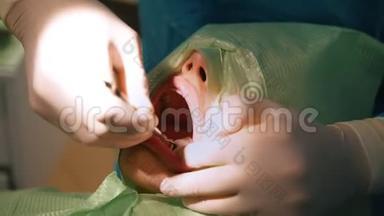 牙科医生在口腔外科手术中执行一个程序