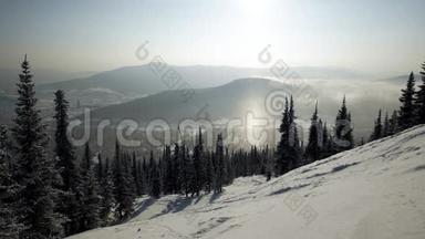 冬季山景上的一个雪景胜地，<strong>光晕</strong>效应的背景冬林