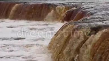萨布林斯基瀑布。 小瀑布。 瀑布的褐色水.. 河流上的<strong>门槛</strong>。 强劲的水流。 一对夫妇