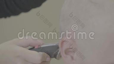 特写：理发师刮胡子的男人配修发器.. 女人把男人剃成秃头