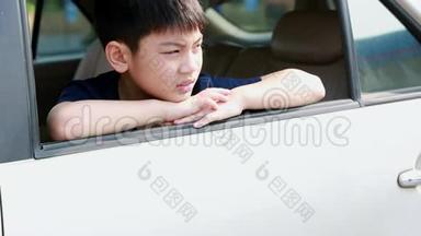 儿童乘车旅行，亚洲男孩看窗外停留，城市之旅