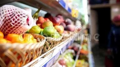 超市里有水果和蔬菜的杂货店