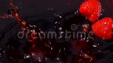 成熟的红树莓<strong>落入</strong>果汁中