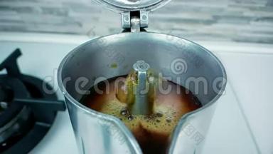 古老的<strong>复古咖啡</strong>莫卡与热意大利<strong>咖啡</strong>阿拉伯开始与泡沫缓慢运动，使用<strong>咖啡</strong>摩卡<strong>咖啡机</strong>