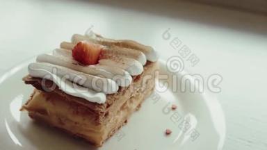 经典的法式甜点millefeuille放在木板上。 拿破仑蛋糕放在托盘或桌子上，上面有卡达蒙、薄荷和一杯咖啡和